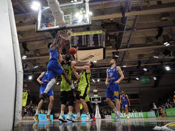 Chris Coffey (22 MBC Weißenfels) dunkt hinweg über Martynas Sajus (19 medi Bayreuth) und Kevin Wohlrath (6 medi Bayreuth) bei der Partie medi Bayreuth vs syntainics MBC Weißenfels. Basketball, Bundesliga, 20.11.2021, Saison 2021 2022, 8. Spieltag. Copyright: xErikxHillmer EIBNERx EP_EHR medi Bayreuth vs syntainics MBC Weißenfels. Basketball, Bundesliga, 20.11.2021, Saison 2021 2022, 8. Spieltag Bayreuth Copyright: xErikxHillmer EIBNERx EP_EHR