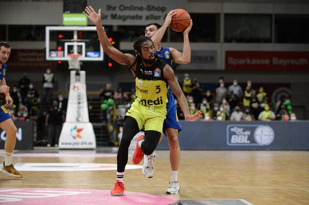 Nikola Rebic (44 MBC Weißenfels) und Marcus Thornton (3 medi Bayreuth) kaempfen um den Ball bei der Partie medi Bayreuth vs syntainics MBC Weißenfels. Basketball, Bundesliga, 20.11.2021, Saison 2021 2022, 8. Spieltag. Copyright: xErikxHillmer EIBNERx EP_EHR medi Bayreuth vs syntainics MBC Weißenfels. Basketball, Bundesliga, 20.11.2021, Saison 2021 2022, 8. Spieltag Bayreuth Copyright: xErikxHillmer EIBNERx EP_EHR