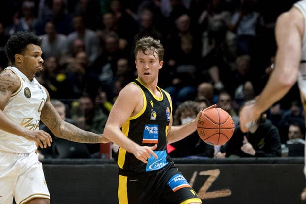 Basketball Loewen Braunschweig - MHP Riesen Ludwigsburg Jordan Hulls (Nr. 1 MHP Riesen Ludwigsburg) vs Tookie Brown (Nr. 0 Basketball Loewen Braunschweig) Basketball Loewen Braunschweig - MHP Riesen Ludwigsburg, Basketball, BBL, Saison 2021 2022, 20.11.2021 Braunschweig Copyright: xEibner-Pressefoto Jan-FredericxHelbigx