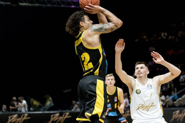 Basketball Loewen Braunschweig - MHP Riesen Ludwigsburg Jonah Radebaugh (Nr. 12 MHP Riesen Ludwigsburg) vs David Kraemer (Nr. 1 Basketball Loewen Braunschweig) Basketball Loewen Braunschweig - MHP Riesen Ludwigsburg, Basketball, BBL, Saison 2021 2022, 20.11.2021 Braunschweig Copyright: xEibner-Pressefoto Jan-FredericxHelbigx