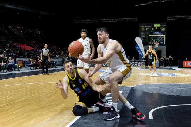 Basketball Loewen Braunschweig - MHP Riesen Ludwigsburg Jonas Wohlfarth-Bottermann (Nr. 18 MHP Riesen Ludwigsburg) und Owen Klassen (Nr. 5 Basketball Loewen Braunschweig) versuchen den Ball zu bekommen Basketball Loewen Braunschweig - MHP Riesen Ludwigsburg, Basketball, BBL, Saison 2021 2022, 20.11.2021 Braunschweig Copyright: xEibner-Pressefoto Jan-FredericxHelbigx