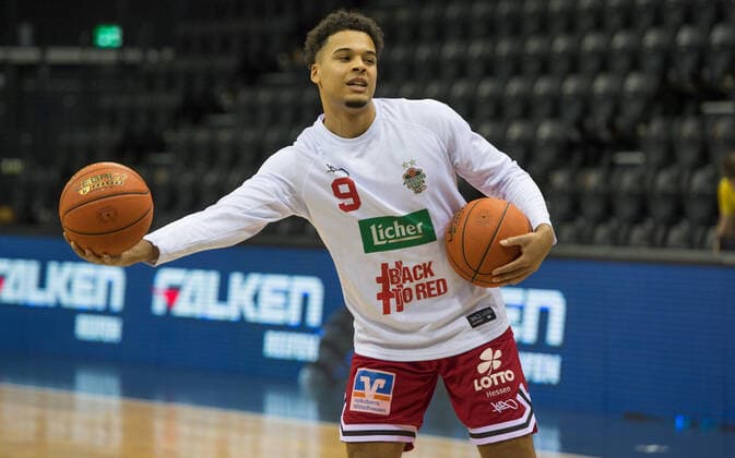 GER, Basketball,BCL, EWE Baskets Oldenburg vs JobStairs Giessen 46ers 20.11.2021, EWE Arena, Oldenburg, GER, easy Credit-BBL, EWE Baskets Oldenburg vs JobStairs Giessen 46ers , im Bild zwei Baelle vor dem Spiel Maximilian Maalik BEGUE( JobStairs Giessen 46ers 9 )