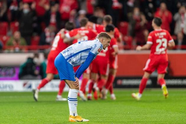 Sport Themen der Woche KW46 Sport Bilder des Tages Fußball Berlin 20.11.2021 Saison 2021 2022 1. Bundesliga DFL 1. FC Union Berlin - Hertha BSC Berlin Jubel nach dem Tor zum 1:0 durch Taiwo Awoniyi (Union, No.14) hinten und andere Marton Dardai (Hertha BSC, No.31) im Vordergrund *** Football Berlin 20 11 2021 Season 2021 2022 1 Bundesliga DFL 1 FC Union Berlin Hertha BSC Berlin Cheers after the goal to 1 0 by Taiwo Awoniyi Union, No 14 behind and other Marton Dardai Hertha BSC, No 31 in the foreground.