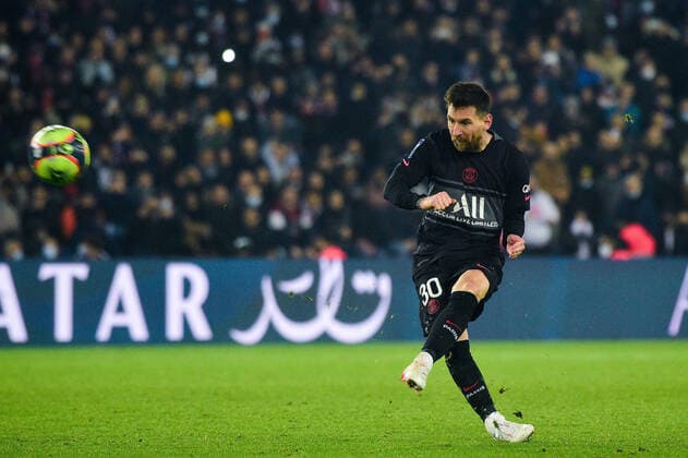 Coup franc Lionel Leo Messi ( 30 - PSG ) - FOOTBALL : Paris Saint Germain vs Nantes - Ligue 1 - Paris - 20 11 2021 FedericoPestellini Panoramic 