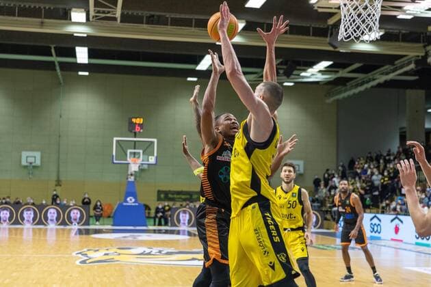 James Washington (Rasta Vechta, 15) Daniel Keppeler (Tigers Tuebingen, 31) Tigers Tuebingen vs. Rasta Vechta, 2. Basketball Bundesliga, Pro A, Barmer 2 Basketball, 11. Spieltag , Spielzeit 2021 2022, 20.11.2021 Tigers Tuebingen vs Rasta Vechta, 2. Basketball Bundesliga, Pro A, Barmer 2 Basketball, 11. Spieltag, Spielzeit 2021 2022, 20.11.2021 Rottenburg am Neckar Copyright: xNinaxSanderx xEibnerxPressefotox EP_NSR