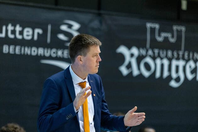 Vladimir Lucic (Rasta Vechta, Headcoach) Tigers Tuebingen vs. Rasta Vechta, 2. Basketball Bundesliga, Pro A, Barmer 2 Basketball, 11. Spieltag , Spielzeit 2021 2022, 20.11.2021 Tigers Tuebingen vs Rasta Vechta, 2. Basketball Bundesliga, Pro A, Barmer 2 Basketball, 11. Spieltag, Spielzeit 2021 2022, 20.11.2021 Rottenburg am Neckar Copyright: xNinaxSanderx xEibnerxPressefotox EP_NSR