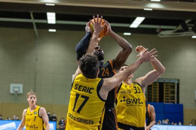 Mateo Seric (Tigers Tuebingen, 17) Preston Purifoy (Rasta Vechta, 24) Ryan Mikesell (Tigers Tuebingen, 33) Tigers Tuebingen vs. Rasta Vechta, 2. Basketball Bundesliga, Pro A, Barmer 2 Basketball, 11. Spieltag , Spielzeit 2021 2022, 20.11.2021 Tigers Tuebingen vs Rasta Vechta, 2. Basketball Bundesliga, Pro A, Barmer 2 Basketball, 11. Spieltag, Spielzeit 2021 2022, 20.11.2021 Rottenburg am Neckar Copyright: xNinaxSanderx xEibnerxPressefotox EP_NSR