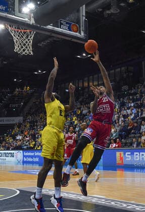 GER, Basketball,BCL, EWE Baskets Oldenburg vs JobStairs Giessen 46ers 20.11.2021, EWE Arena, Oldenburg, GER, easy Credit-BBL, EWE Baskets Oldenburg vs JobStairs Giessen 46ers , im Bild Philip Darnell FEYNE II( JobStairs Giessen 46ers 25 ) Cameron CLARK ( EWE Baskets Oldenburg 15 ) nordphotoxRojahn nph00310