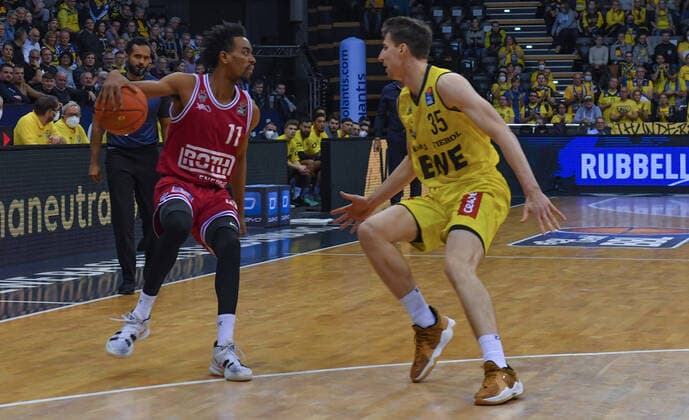 GER, Basketball,BCL, EWE Baskets Oldenburg vs JobStairs Giessen 46ers 20.11.2021, EWE Arena, Oldenburg, GER, easy Credit-BBL, EWE Baskets Oldenburg vs JobStairs Giessen 46ers , im Bild Jalen TATE( JobStairs Giessen 46ers 11 ) Alen PJANIC ( EWE Baskets Oldenburg 35 ) nordphotoxRojahn nph00310