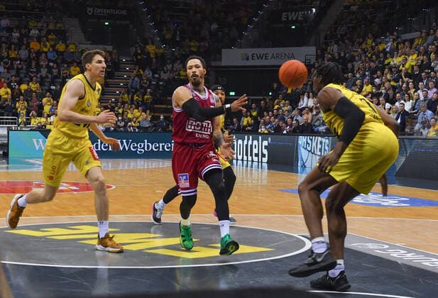 GER, Basketball,BCL, EWE Baskets Oldenburg vs JobStairs Giessen 46ers 20.11.2021, EWE Arena, Oldenburg, GER, easy Credit-BBL, EWE Baskets Oldenburg vs JobStairs Giessen 46ers , im Bild Kyan ANDERSON( JobStairs Giessen 46ers 5 ) Alen PJANIC ( EWE Baskets Oldenburg 35 ) Tai ODIASE ( EWE Baskets Oldenburg 21 )