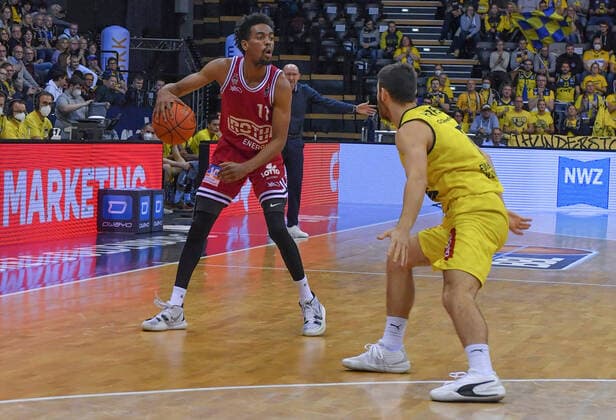 GER, Basketball,BCL, EWE Baskets Oldenburg vs JobStairs Giessen 46ers 20.11.2021, EWE Arena, Oldenburg, GER, easy Credit-BBL, EWE Baskets Oldenburg vs JobStairs Giessen 46ers , im Bild Jalen TATE( JobStairs Giessen 46ers 11 ) Sebastian HERRERA ( EWE Baskets Oldenburg 7 )
