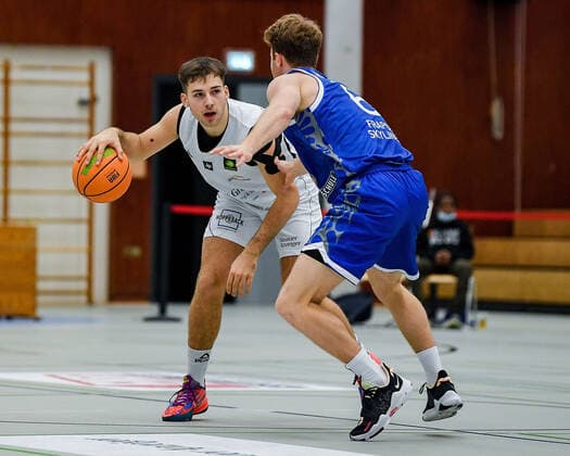 20.11.2021, xpsx, Basketball 2.Bundesliga Pro B, White Wings Hanau - Fraport Skyliners Juniors v.l. Philipp Hecker (Hanau), Philipp Hadenfeld (Frankfurt) Hanau Hessen Deutschland (DEU)