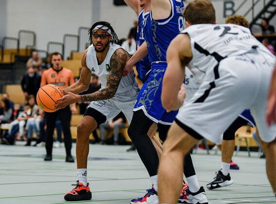 20.11.2021, xpsx, Basketball 2.Bundesliga Pro B, White Wings Hanau - Fraport Skyliners Juniors v.l. Dewrell Tisdale Jr. (Hanau) Hanau Hessen Deutschland (DEU)