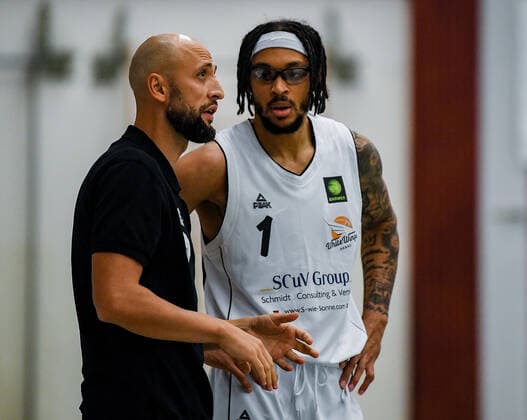 20.11.2021, xpsx, Basketball 2.Bundesliga Pro B, White Wings Hanau - Fraport Skyliners Juniors v.l. Trainer Head Coach Kamil Stanislaw Piechucki (Hanau), Dewrell Tisdale Jr. (Hanau) Hanau Hessen Deutschland (DEU)