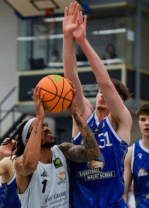 20.11.2021, xpsx, Basketball 2.Bundesliga Pro B, White Wings Hanau - Fraport Skyliners Juniors v.l. Dewrell Tisdale Jr. (Hanau), Calvin Schaum (Frankfurt) Hanau Hessen Deutschland (DEU)