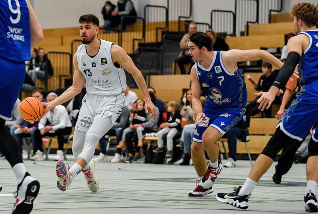 20.11.2021, xpsx, Basketball 2.Bundesliga Pro B, White Wings Hanau - Fraport Skyliners Juniors v.l. Stefan Vasovic (Hanau), Bennet Schubert (Frankfurt) Hanau Hessen Deutschland (DEU)