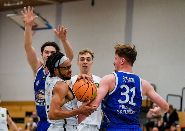 20.11.2021, xpsx, Basketball 2.Bundesliga Pro B, White Wings Hanau - Fraport Skyliners Juniors v.l. Dewrell Tisdale Jr. (Hanau), Victor Demetrio (Hanau), Calvin Schaum (Frankfurt) Hanau Hessen Deutschland (DEU)