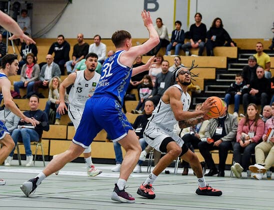20.11.2021, xpsx, Basketball 2.Bundesliga Pro B, White Wings Hanau - Fraport Skyliners Juniors v.l. Calvin Schaum (Frankfurt), Dewrell Tisdale Jr. (Hanau) Hanau Hessen Deutschland (DEU)