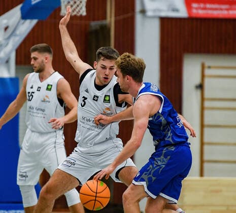 20.11.2021, xpsx, Basketball 2.Bundesliga Pro B, White Wings Hanau - Fraport Skyliners Juniors v.l. Philip Hecker (Hanau), Philipp Hadenfeld (Frankfurt) Hanau Hessen Deutschland (DEU)