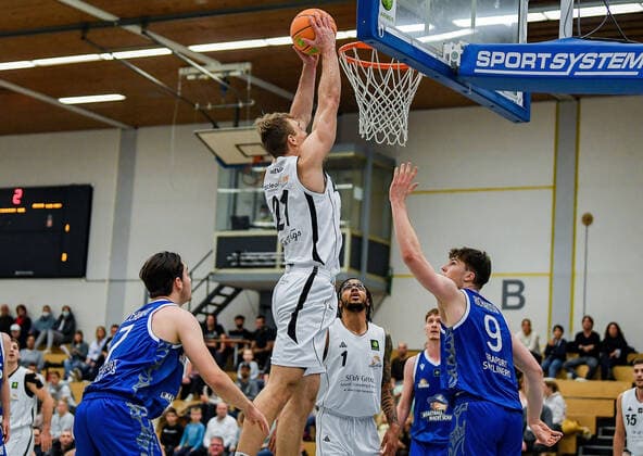20.11.2021, xpsx, Basketball 2.Bundesliga Pro B, White Wings Hanau - Fraport Skyliners Juniors v.l. Bennet Schubert (Frankfurt), Victor Demetrio (Hanau), Dewrell Tisdale Jr. (Hanau), Alexander Robert Dieter Richardson (Frankfurt) Hanau Hessen Deutschland (DEU)