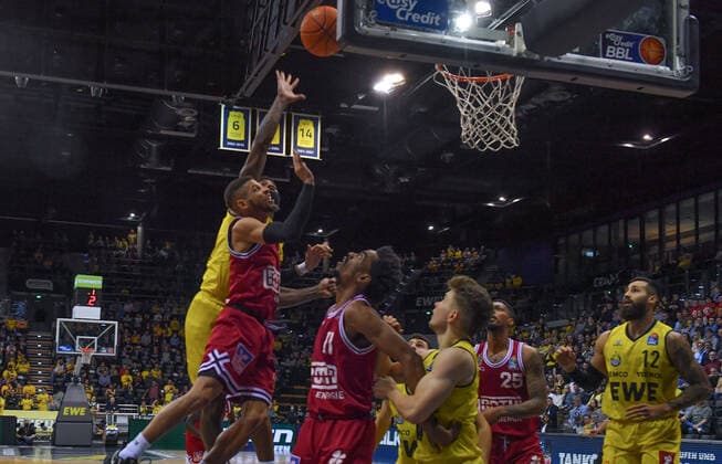 GER, Basketball,BCL, EWE Baskets Oldenburg vs JobStairs Giessen 46ers 20.11.2021, EWE Arena, Oldenburg, GER, easy Credit-BBL, EWE Baskets Oldenburg vs JobStairs Giessen 46ers , im Bild Kendale Deshawn McCULLUM( JobStairs Giessen 46ers 0 ) Jalen TATE( JobStairs Giessen 46ers 11 ) Bennet HUNDT ( EWE Baskets Oldenburg 33 ) Philip Darnell FEYNE II( JobStairs Giessen 46ers 25 ) Martin BREUNING ( EWE Baskets Oldenburg 12 )