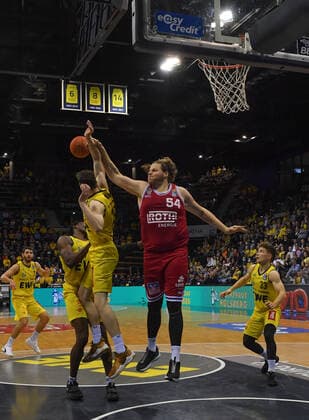 GER, Basketball,BCL, EWE Baskets Oldenburg vs JobStairs Giessen 46ers 20.11.2021, EWE Arena, Oldenburg, GER, easy Credit-BBL, EWE Baskets Oldenburg vs JobStairs Giessen 46ers , im Bild John BRYANT( JobStairs Giessen 46ers 54 ) Alen PJANIC ( EWE Baskets Oldenburg 35 ) Tai ODIASE ( EWE Baskets Oldenburg 21 ) Bennet HUNDT ( EWE Baskets Oldenburg 33 )