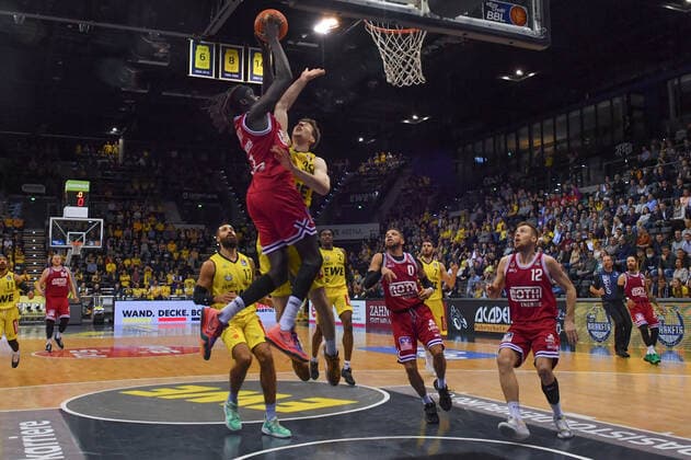 GER, Basketball,BCL, EWE Baskets Oldenburg vs JobStairs Giessen 46ers 20.11.2021, EWE Arena, Oldenburg, GER, easy Credit-BBL, EWE Baskets Oldenburg vs JobStairs Giessen 46ers , im Bild Nuni OMOT( JobStairs Giessen 46ers 1 ) Alen PJANIC ( EWE Baskets Oldenburg 35 ) Martin BREUNING ( EWE Baskets Oldenburg 12 ) Kendale Deshawn McCULLUM( JobStairs Giessen 46ers 0 ) Kilian Matthias BINAPFEL( JobStairs Giessen 46ers 12 )