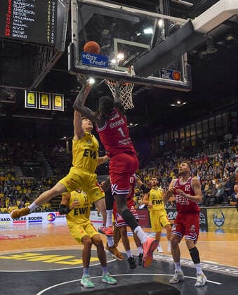 GER, Basketball,BCL, EWE Baskets Oldenburg vs JobStairs Giessen 46ers 20.11.2021, EWE Arena, Oldenburg, GER, easy Credit-BBL, EWE Baskets Oldenburg vs JobStairs Giessen 46ers , im Bild Nuni OMOT( JobStairs Giessen 46ers 1 ) Alen PJANIC ( EWE Baskets Oldenburg 35 ) Martin BREUNING ( EWE Baskets Oldenburg 12 ) Kendale Deshawn McCULLUM( JobStairs Giessen 46ers 0 ) Kilian Matthias BINAPFEL( JobStairs Giessen 46ers 12 )