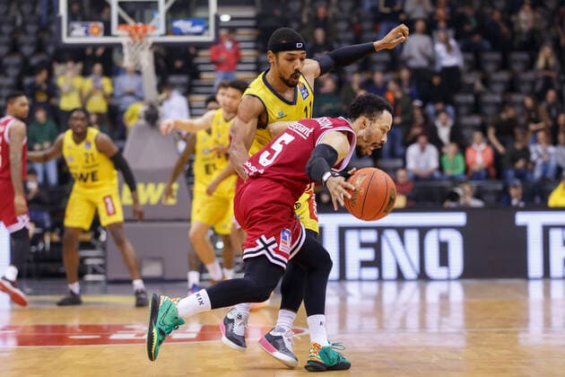Oldenburg, Niedersachsen, DEU, 20.11.2021, Kyan Anderson (rechts, JobStairs Giessen 46ers) und Phil Pressey (EWE Baskets Oldenburg). EWE Baskets Oldenburg vs. JobStairs Giessen 46ers. 1. Basketball-Bundesliga Saison 2021 2022, 8. Spieltag, Grosse EWE Arena. EWE Baskets Oldenburg vs. JobStairs Giessen 46ers