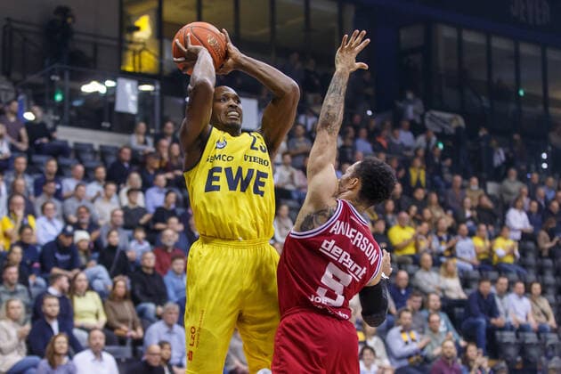 Oldenburg, Niedersachsen, DEU, 20.11.2021, Rickey Paulding (links, EWE Baskets Oldenburg) und Kyan Anderson (rechts, JobStairs Giessen 46ers). EWE Baskets Oldenburg vs. JobStairs Giessen 46ers. 1. Basketball-Bundesliga Saison 2021 2022, 8. Spieltag, Grosse EWE Arena. EWE Baskets Oldenburg vs. JobStairs Giessen 46ers