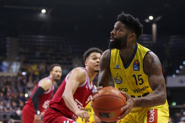 Oldenburg, Niedersachsen, DEU, 20.11.2021, Cameron Clark (rechts, EWE Baskets Oldenburg) und Maximilian Maalik Begue (JobStairs Giessen 46ers). EWE Baskets Oldenburg vs. JobStairs Giessen 46ers. 1. Basketball-Bundesliga Saison 2021 2022, 8. Spieltag, Grosse EWE Arena. EWE Baskets Oldenburg vs. JobStairs Giessen 46ers