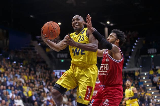 Oldenburg, Niedersachsen, DEU, 20.11.2021, Rickey Paulding (links, EWE Baskets Oldenburg) und Brayon Blake (rechts, JobStairs Giessen 46ers). EWE Baskets Oldenburg vs. JobStairs Giessen 46ers. 1. Basketball-Bundesliga Saison 2021 2022, 8. Spieltag, Grosse EWE Arena. EWE Baskets Oldenburg vs. JobStairs Giessen 46ers