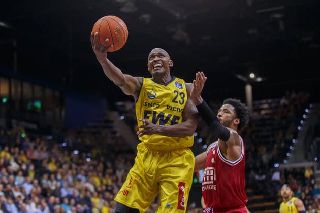 Oldenburg, Niedersachsen, DEU, 20.11.2021, Rickey Paulding (links, EWE Baskets Oldenburg) und Brayon Blake (rechts, JobStairs Giessen 46ers). EWE Baskets Oldenburg vs. JobStairs Giessen 46ers. 1. Basketball-Bundesliga Saison 2021 2022, 8. Spieltag, Grosse EWE Arena. EWE Baskets Oldenburg vs. JobStairs Giessen 46ers