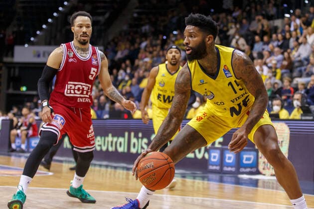Oldenburg, Niedersachsen, DEU, 20.11.2021, Cameron Clark (rechts, EWE Baskets Oldenburg) und Kyan Anderson (links, JobStairs Giessen 46ers). EWE Baskets Oldenburg vs. JobStairs Giessen 46ers. 1. Basketball-Bundesliga Saison 2021 2022, 8. Spieltag, Grosse EWE Arena. EWE Baskets Oldenburg vs. JobStairs Giessen 46ers