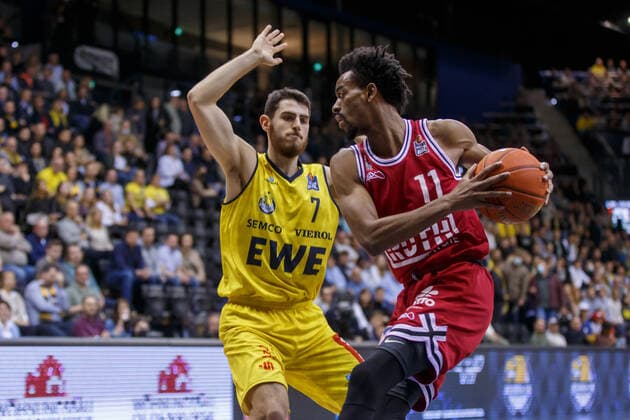Oldenburg, Niedersachsen, DEU, 20.11.2021, Jalen Tate (rechts, JobStairs Giessen 46ers) und Sebastian Herrera (links, EWE Baskets Oldenburg). EWE Baskets Oldenburg vs. JobStairs Giessen 46ers. 1. Basketball-Bundesliga Saison 2021 2022, 8. Spieltag, Grosse EWE Arena. EWE Baskets Oldenburg vs. JobStairs Giessen 46ers