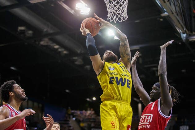 Oldenburg, Niedersachsen, DEU, 20.11.2021, Martin Breunig (Mitte, EWE Baskets Oldenburg), Nuni Omot (rechts, JobStairs Giessen 46ers). EWE Baskets Oldenburg vs. JobStairs Giessen 46ers. 1. Basketball-Bundesliga Saison 2021 2022, 8. Spieltag, Grosse EWE Arena. EWE Baskets Oldenburg vs. JobStairs Giessen 46ers