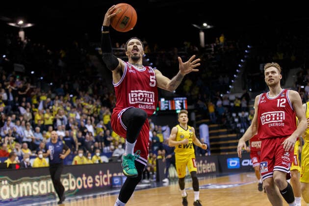 Oldenburg, Niedersachsen, DEU, 20.11.2021, Kyan Anderson (links, JobStairs Giessen 46ers) und Kilian Matthias Binapfl (rechts, JobStairs Giessen 46ers). EWE Baskets Oldenburg vs. JobStairs Giessen 46ers. 1. Basketball-Bundesliga Saison 2021 2022, 8. Spieltag, Grosse EWE Arena. EWE Baskets Oldenburg vs. JobStairs Giessen 46ers