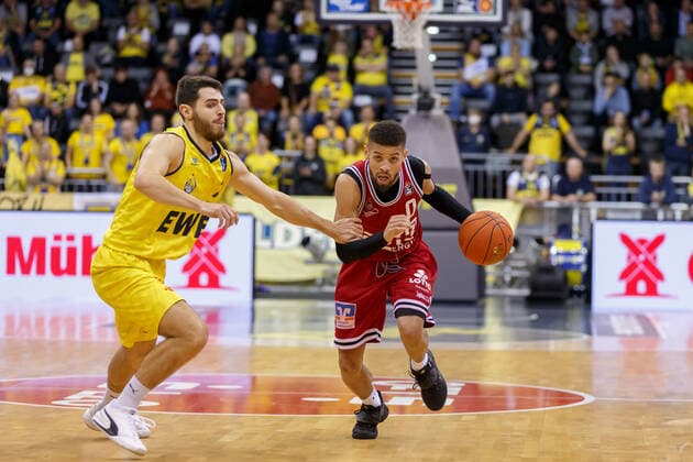 Oldenburg, Niedersachsen, DEU, 20.11.2021, Kendale Deshawn McCullum (rechts, JobStairs Giessen 46ers) und Sebastian Herrera (links, EWE Baskets Oldenburg). EWE Baskets Oldenburg vs. JobStairs Giessen 46ers. 1. Basketball-Bundesliga Saison 2021 2022, 8. Spieltag, Grosse EWE Arena. EWE Baskets Oldenburg vs. JobStairs Giessen 46ers