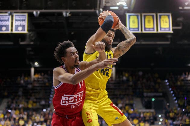 Oldenburg, Niedersachsen, DEU, 20.11.2021, Martin Breunig (rechts, EWE Baskets Oldenburg) und Jalen Tate (links, JobStairs Giessen 46ers). EWE Baskets Oldenburg vs. JobStairs Giessen 46ers. 1. Basketball-Bundesliga Saison 2021 2022, 8. Spieltag, Grosse EWE Arena. EWE Baskets Oldenburg vs. JobStairs Giessen 46ers