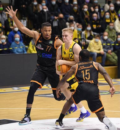Basketball 2. Bundesliga 2021 2022 11. Spieltag 20.11.2021 in Rottenburg Tigers Tuebingen - RASTA Vechta Aatu Kivimaeki (Mitte, Tigers) gegen Tyrone Nash (li, RASTA Vechta) und James Washington (re, RASTA Vechta)