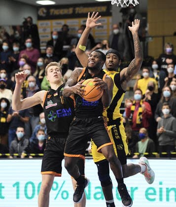 Basketball 2. Bundesliga 2021 2022 11. Spieltag 20.11.2021 in Rottenburg Tigers Tuebingen - RASTA Vechta James Washington (Mitte, RASTA Vechta) gegen Isaiah Crawley (re hinten, Tigers) und Robin Lodders (li, RASTA Vechta)