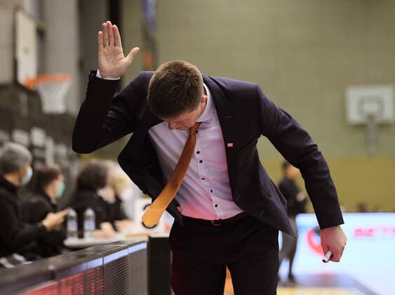 Basketball 2. Bundesliga 2021 2022 11. Spieltag 20.11.2021 in Rottenburg Tigers Tuebingen - RASTA Vechta Trainer Daniel Jansson (RASTA Vechta) aergert sich ueber die Niederlage