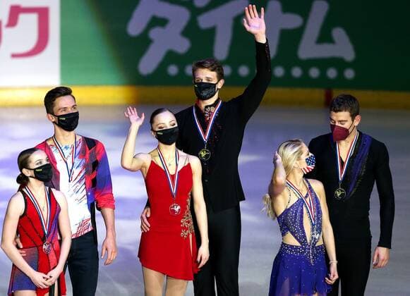 France Figure skating, Eiskunstlauf Grand Prix Series Award Ceremony 6700869 20.11.2021 From left, silver medalists Russia s Iuliia Artemeva and Mikhail Nazarychev, gold medalists Russia s Alexandra Boykova and Dmitry Kozlovsky and bronze medalists Alexa Knierim and Brandon Frazier, of the United States, pose during an award ceremony for the pairs free program during the Grand Prix of Figure Skating at the Patinoire Polesud, in Grenoble, France. Olga Besnard Sputnik Grenobl France  Copyright: xOlgaxBesnardx