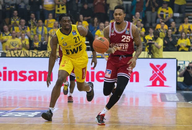 GER, Basketball,BCL, EWE Baskets Oldenburg vs JobStairs Giessen 46ers 20.11.2021, EWE Arena, Oldenburg, GER, easy Credit-BBL, EWE Baskets Oldenburg vs JobStairs Giessen 46ers , im Bild Philip Darnell FEYNE II( JobStairs Giessen 46ers 25 ) Tai ODIASE ( EWE Baskets Oldenburg 21 )