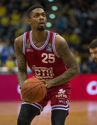 GER, Basketball,BCL, EWE Baskets Oldenburg vs JobStairs Giessen 46ers 20.11.2021, EWE Arena, Oldenburg, GER, easy Credit-BBL, EWE Baskets Oldenburg vs JobStairs Giessen 46ers , im Bild beim Freiwurf Philip Darnell FEYNE II( JobStairs Giessen 46ers 25 )