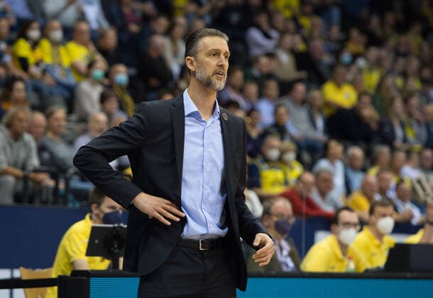 GER, Basketball,BCL, EWE Baskets Oldenburg vs JobStairs Giessen 46ers 20.11.2021, EWE Arena, Oldenburg, GER, easy Credit-BBL, EWE Baskets Oldenburg vs JobStairs Giessen 46ers , im Bild Peter STROBL( JobStairs Giessen 46ers Headcoach Trainer )