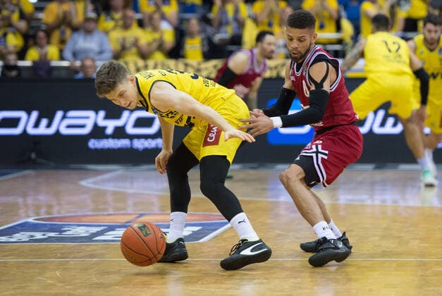 GER, Basketball,BCL, EWE Baskets Oldenburg vs JobStairs Giessen 46ers 20.11.2021, EWE Arena, Oldenburg, GER, easy Credit-BBL, EWE Baskets Oldenburg vs JobStairs Giessen 46ers , im Bild Bennet HUNDT ( EWE Baskets Oldenburg 33 ) Kendale Deshawn McCULLUM( JobStairs Giessen 46ers 0 )
