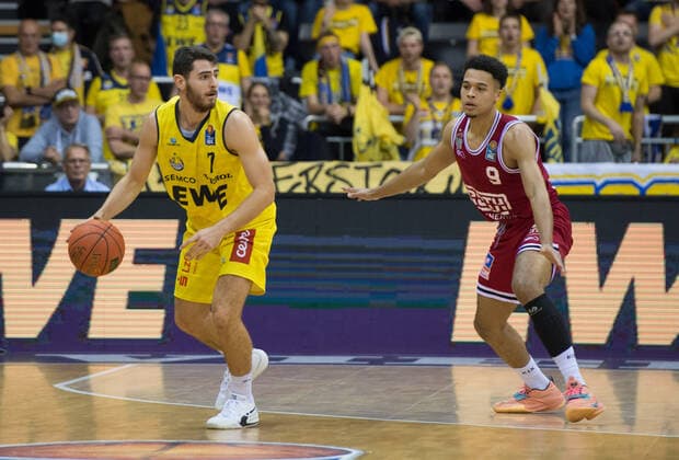 GER, Basketball,BCL, EWE Baskets Oldenburg vs JobStairs Giessen 46ers 20.11.2021, EWE Arena, Oldenburg, GER, easy Credit-BBL, EWE Baskets Oldenburg vs JobStairs Giessen 46ers , im Bild Sebastian HERRERA ( EWE Baskets Oldenburg 7 ) Maximilian Maalik BEGUE( JobStairs Giessen 46ers 9 )
