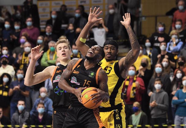 Basketball 2. Bundesliga 2021 2022 11. Spieltag 20.11.2021 in Rottenburg Tigers Tuebingen - RASTA Vechta James Washington (Mitte, RASTA Vechta) gegen Isaiah Crawley (re hinten, Tigers) und Robin Lodders (li, RASTA Vechta)