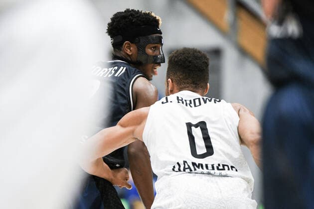 T.J. Shorts (Merlins Crailsheim) im Zweikampf mit Jaylon Brown (Hamburg Towers), GER, HAKRO Merlins Crailsheim vs. Hamburg Towers, 20.11.2021, 8. Spieltag easycredit Basketball Bundesliga, Spielzeit 2021 2022. GER, HAKRO Merlins Crailsheim vs. Hamburg Towers, 20.11.2021, 8. Spieltag easycredit Basketball Bundesliga, Spielzeit 2021 2022. Crailsheim Copyright: xEibner MichaelxMemmlerx EP_MMR